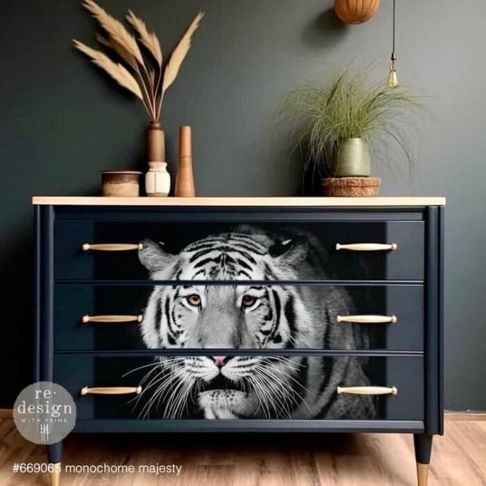 A majestic monochrome tiger with golden eyes commands the attention, placed front and central on a dark navy chest of drawers. Redesign With Prima’s new Monochrome Majesty A1 Fibre Decoupage Paper.