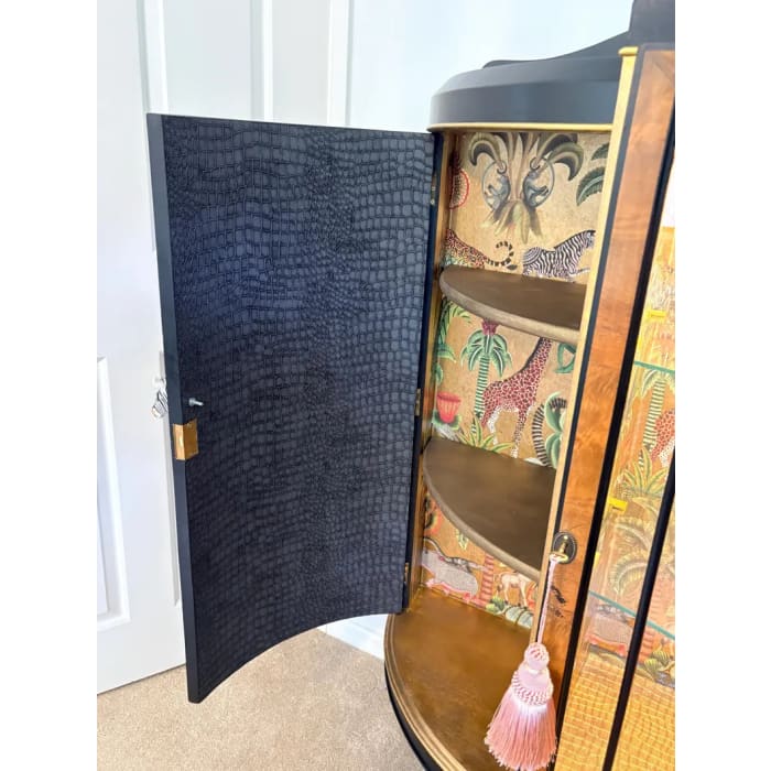 Crocodile-effect interior finish inside display cabinet door