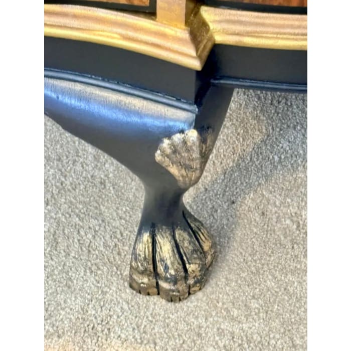 Gold highlighted lion paw feet detail