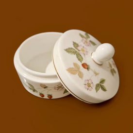 Vintage 1950s Wedgewood Wild Strawberry Porcelain Trinket Box – Small Lidded Collectible, Romantic Decor, UK